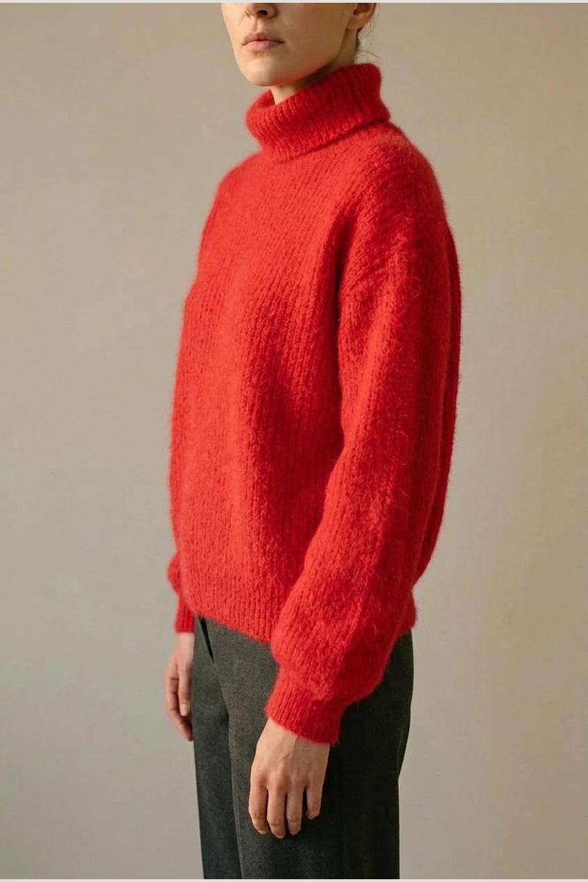 Model i lys, luftig rullekravesweater med ballonærmer, ribbede manchetter og kant, stylet med grå bukser og hvide sneakers._21