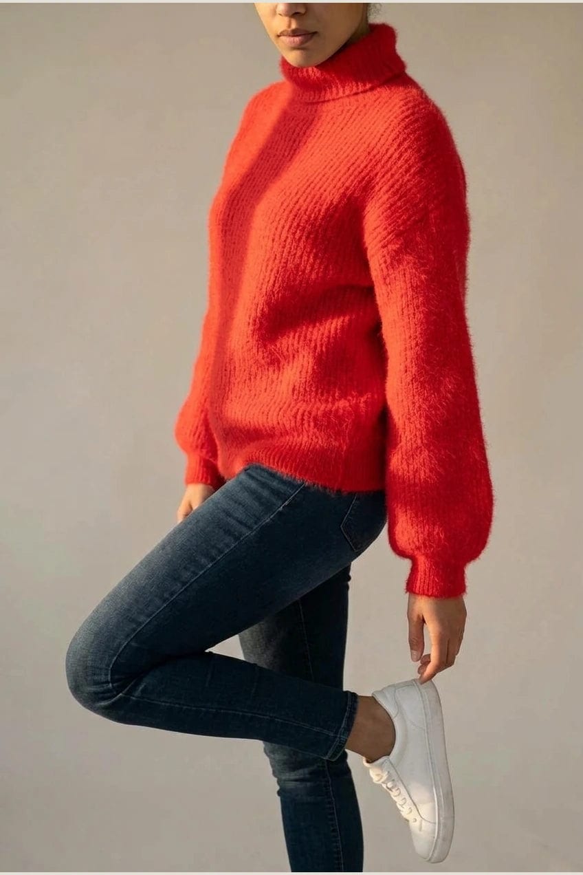 Model i lys, luftig rullekravesweater med ballonærmer, ribbede manchetter og kant, stylet med grå bukser og hvide sneakers._22