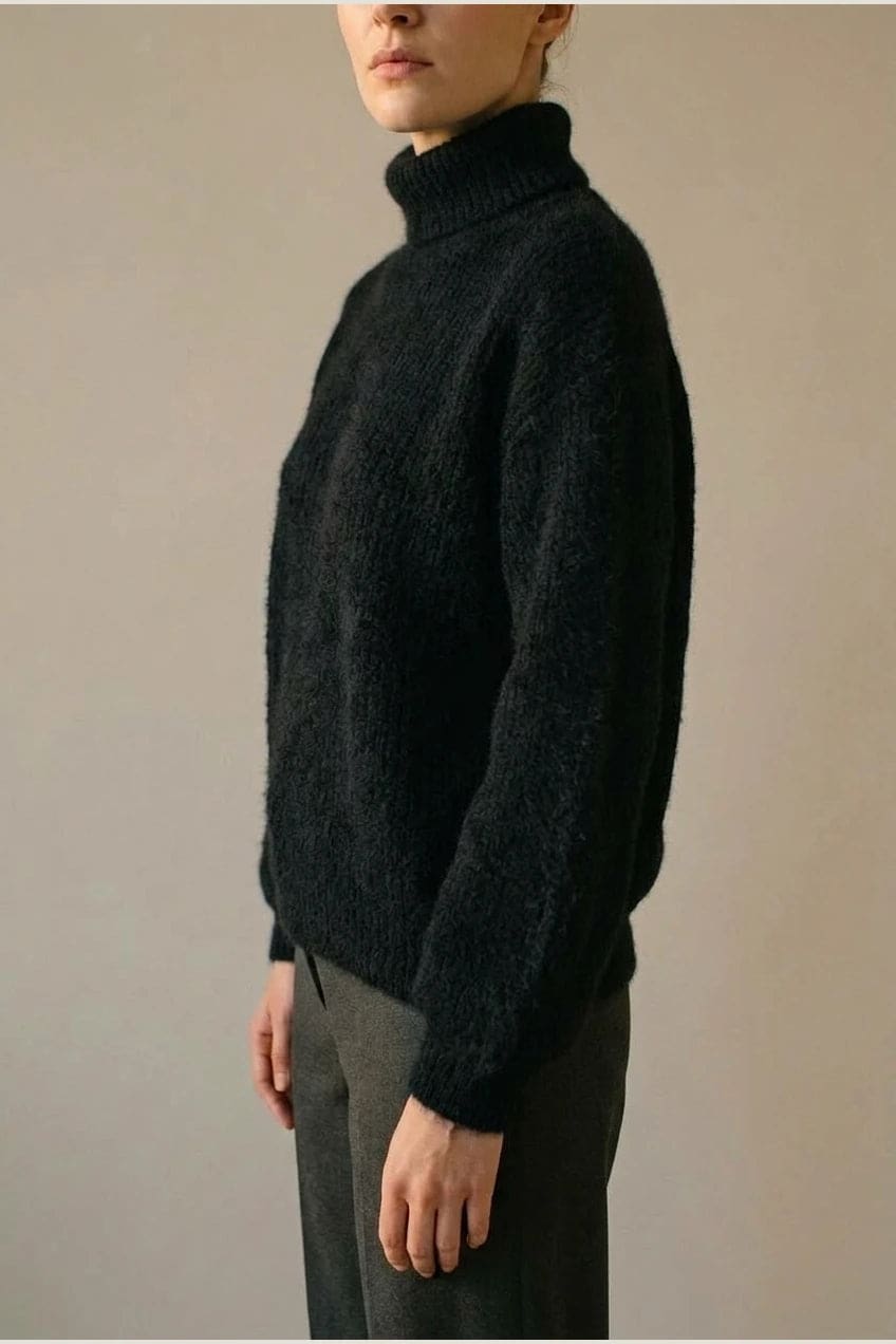 Model i lys, luftig rullekravesweater med ballonærmer, ribbede manchetter og kant, stylet med grå bukser og hvide sneakers._27