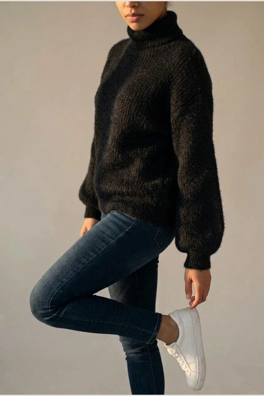 Model i lys, luftig rullekravesweater med ballonærmer, ribbede manchetter og kant, stylet med grå bukser og hvide sneakers._28