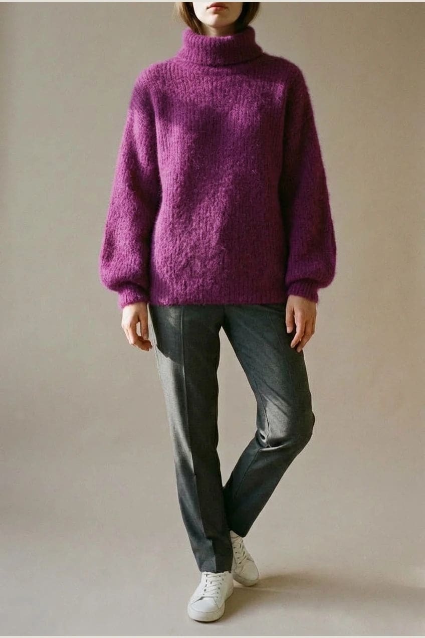 Model i lys, luftig rullekravesweater med ballonærmer, ribbede manchetter og kant, stylet med grå bukser og hvide sneakers._7