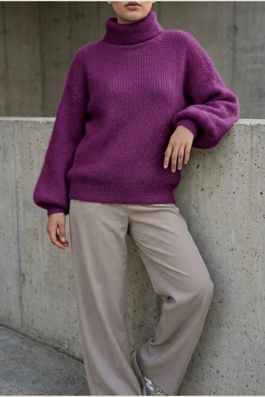 Model i lys, luftig rullekravesweater med ballonærmer, ribbede manchetter og kant, stylet med grå bukser og hvide sneakers._8