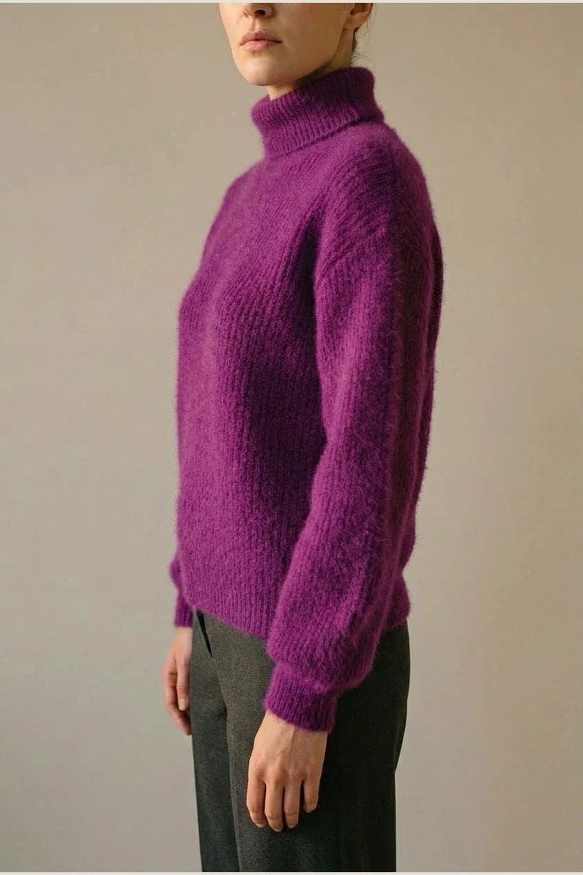 Model i lys, luftig rullekravesweater med ballonærmer, ribbede manchetter og kant, stylet med grå bukser og hvide sneakers._9
