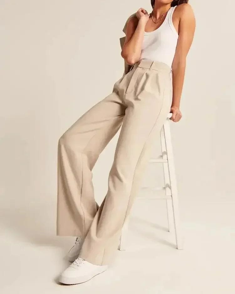 Kvinde iført lyse wide-leg bukser i høj talje, skræddersyet pasform, med cropped top og blazer._14