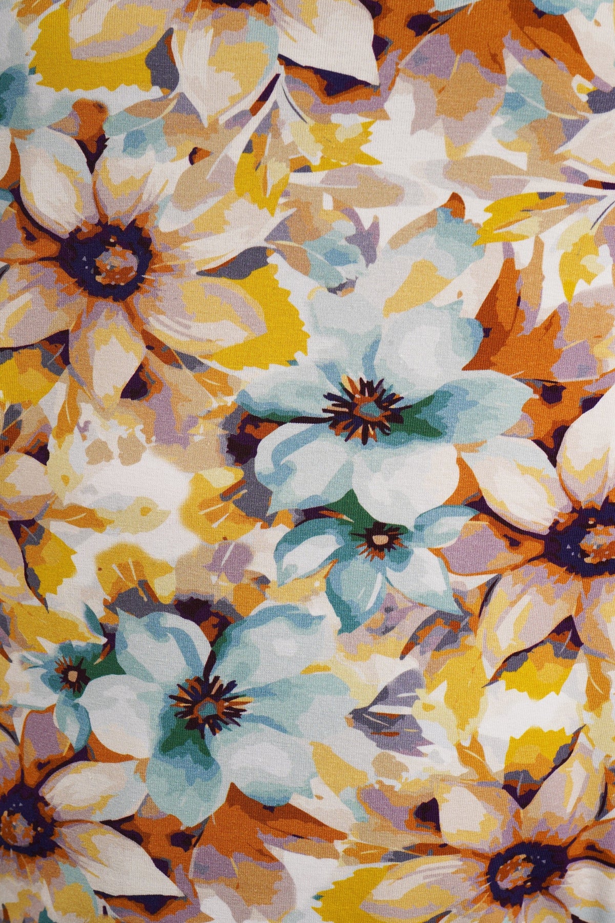 Kvinde i bluse med blomsterprint, rund halsudskæring og 3/4 ærmer._3