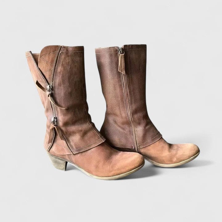Par af støvler i brune nuancer med mellemhøj hæl, dekorative lynlåse og tassel-detaljer i western-stil._0