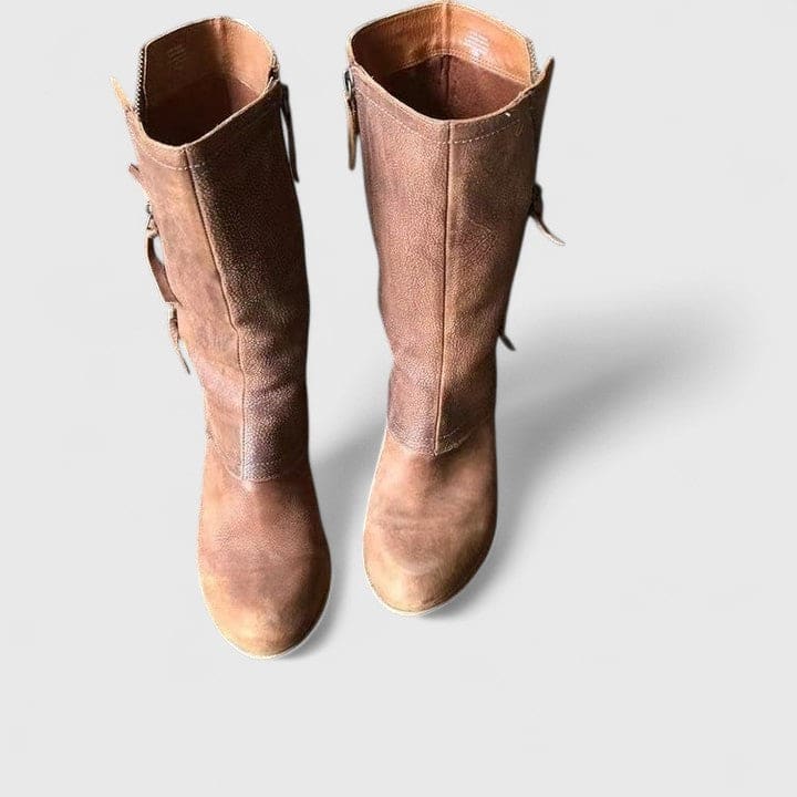 Par af støvler i brune nuancer med mellemhøj hæl, dekorative lynlåse og tassel-detaljer i western-stil._1