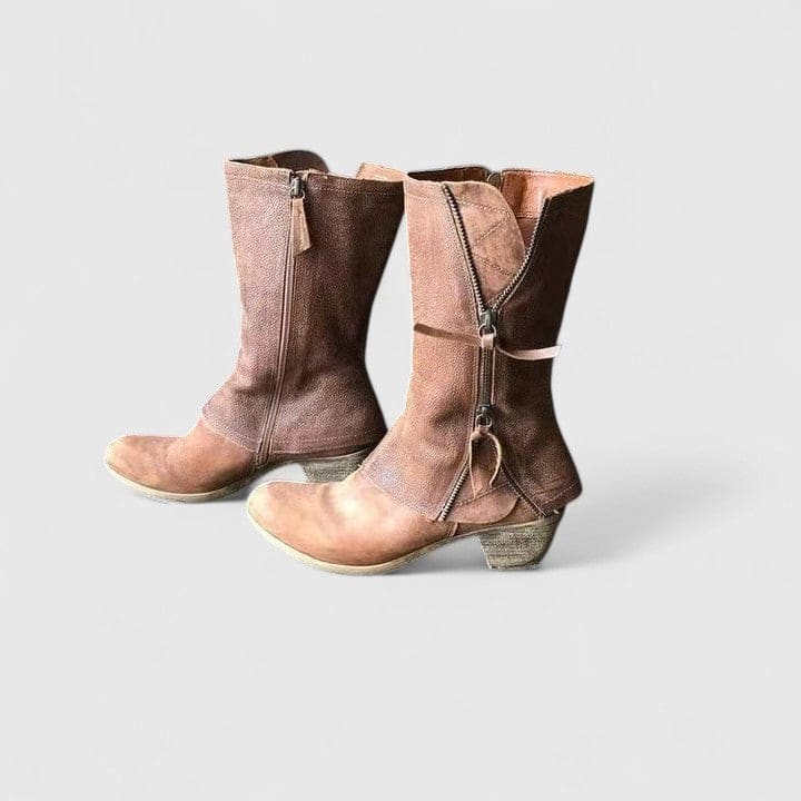 Par af støvler i brune nuancer med mellemhøj hæl, dekorative lynlåse og tassel-detaljer i western-stil._3