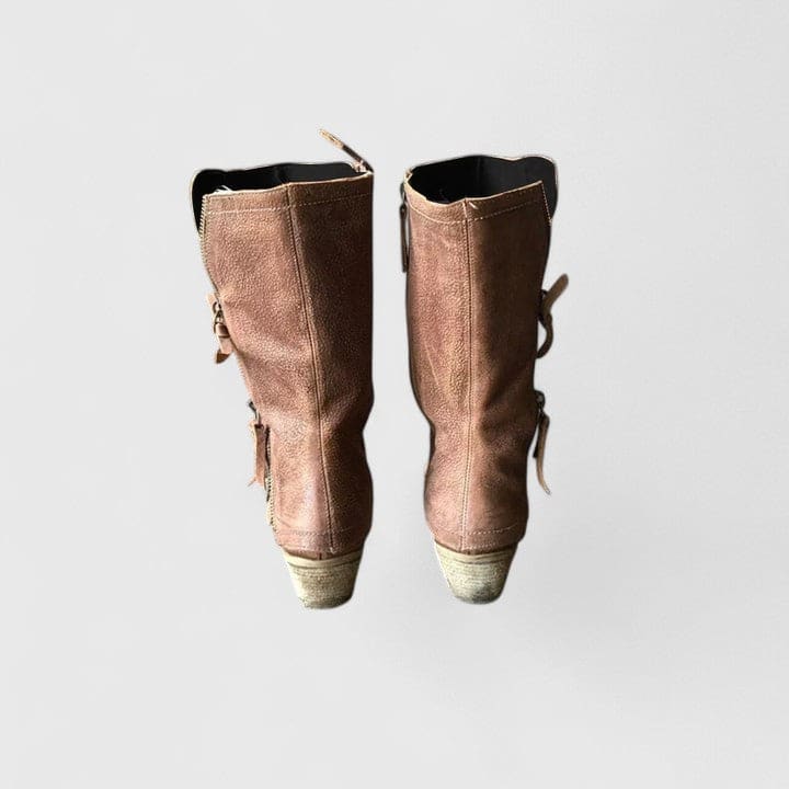 Par af støvler i brune nuancer med mellemhøj hæl, dekorative lynlåse og tassel-detaljer i western-stil._4