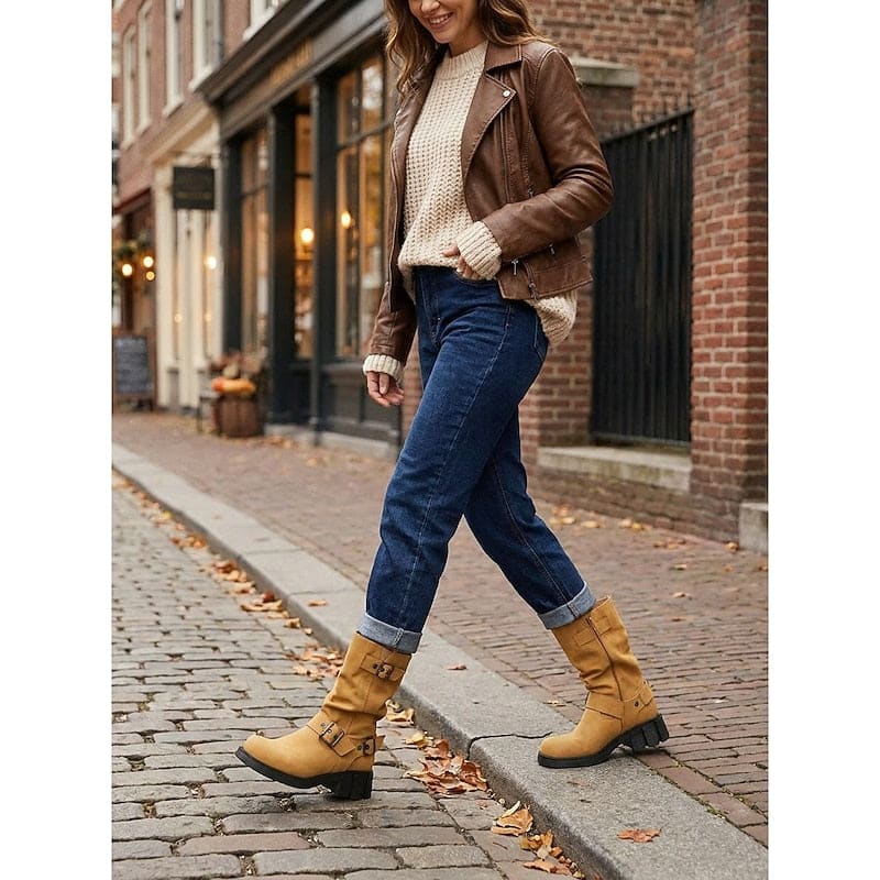 Kvinde iført jeans og brune støvler med dobbelte spænder og blokhæl på landevej_5