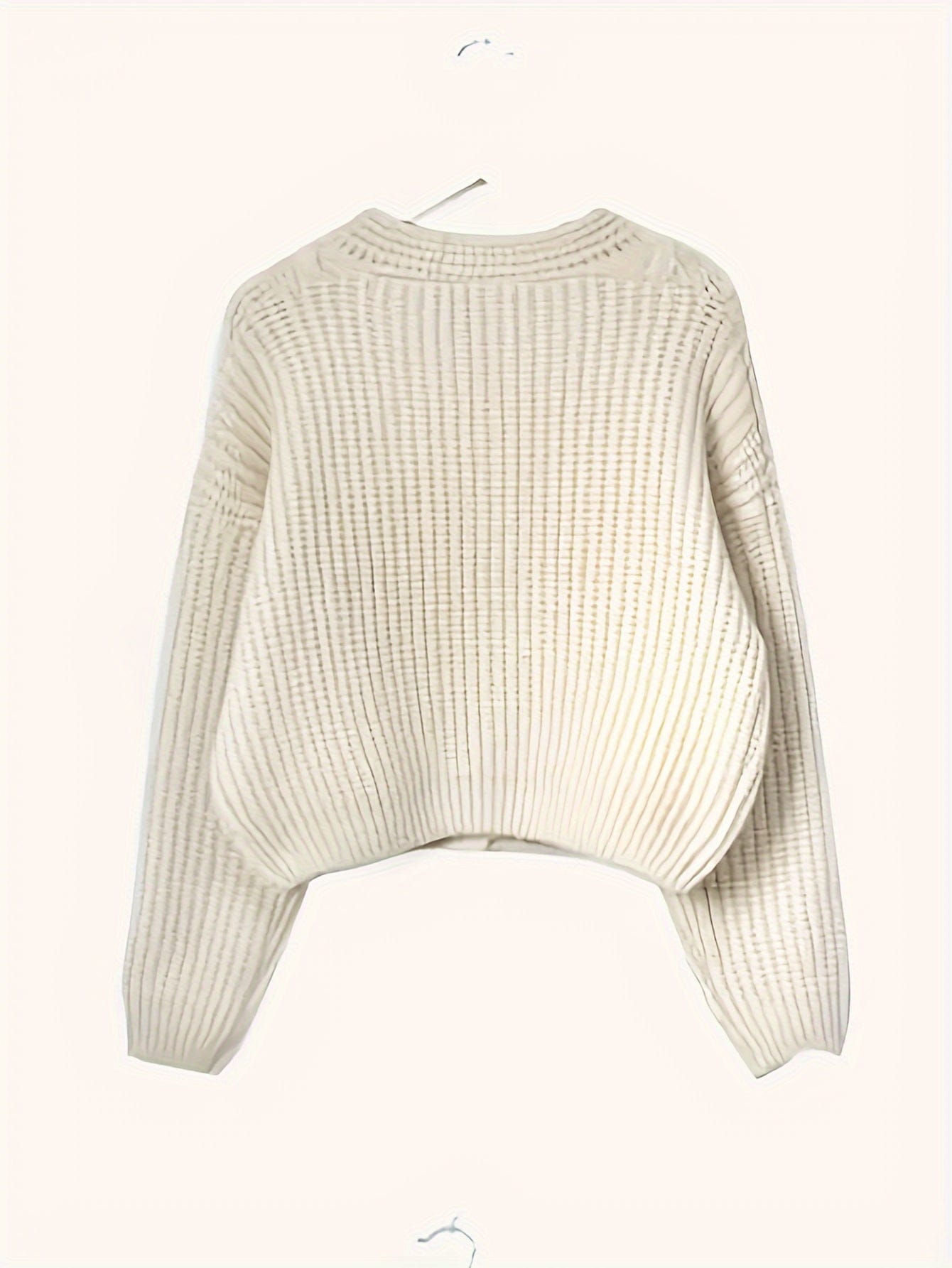 Kvinde iført afslappet strikket cardigan med knaplukning og tekstureret overflade over lys basis-top._1