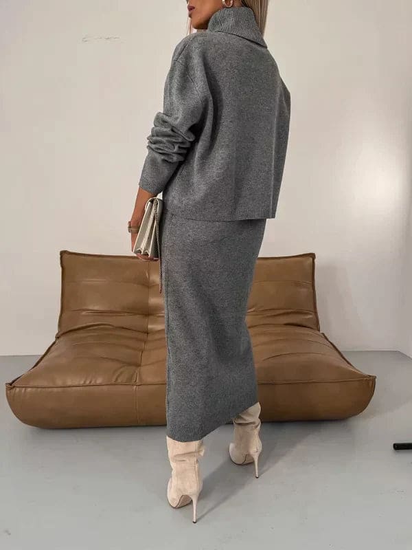 Model iført et hvidt strikket co-ord sæt bestående af en cropped jumper med høj hals og en lang nederdel, stylet med beige støvler og solbriller_3