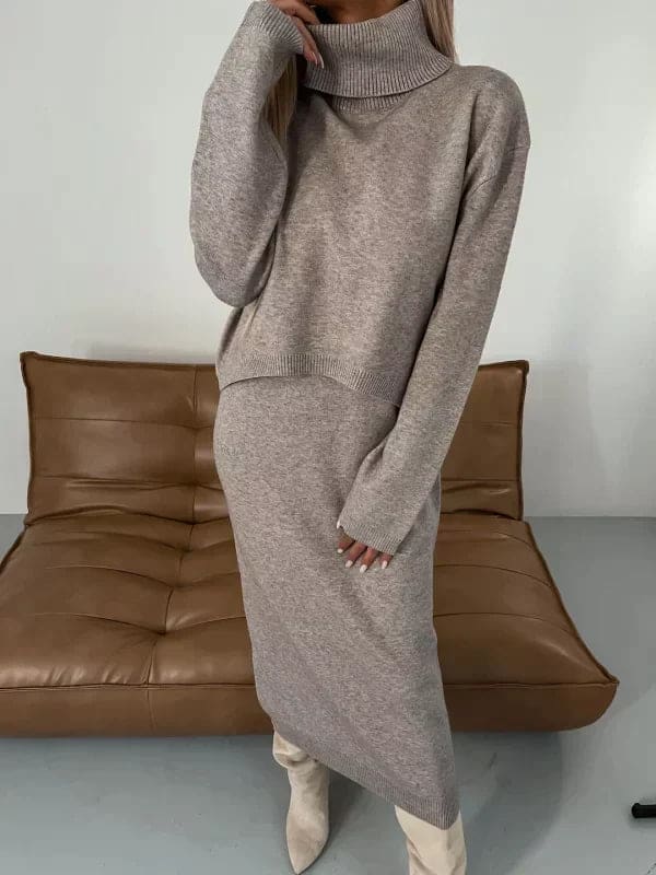 Model iført et hvidt strikket co-ord sæt bestående af en cropped jumper med høj hals og en lang nederdel, stylet med beige støvler og solbriller_4
