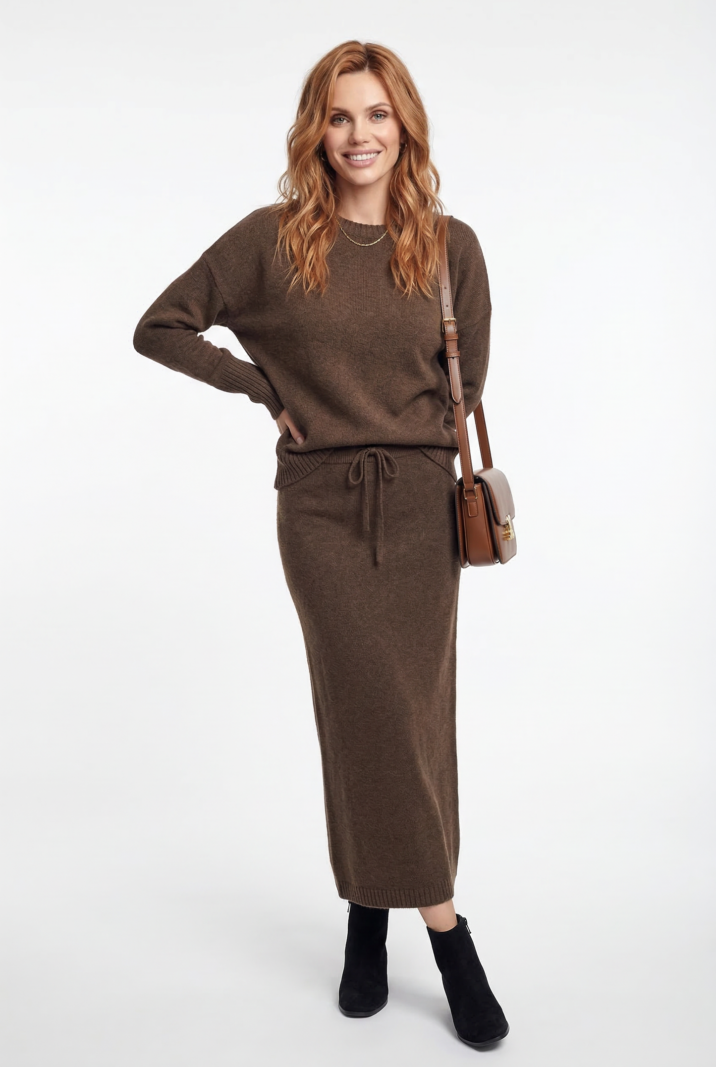 Model iført beige strikket sæt bestående af løstsiddende sweater og matchende nederdel med sliddetalje_11