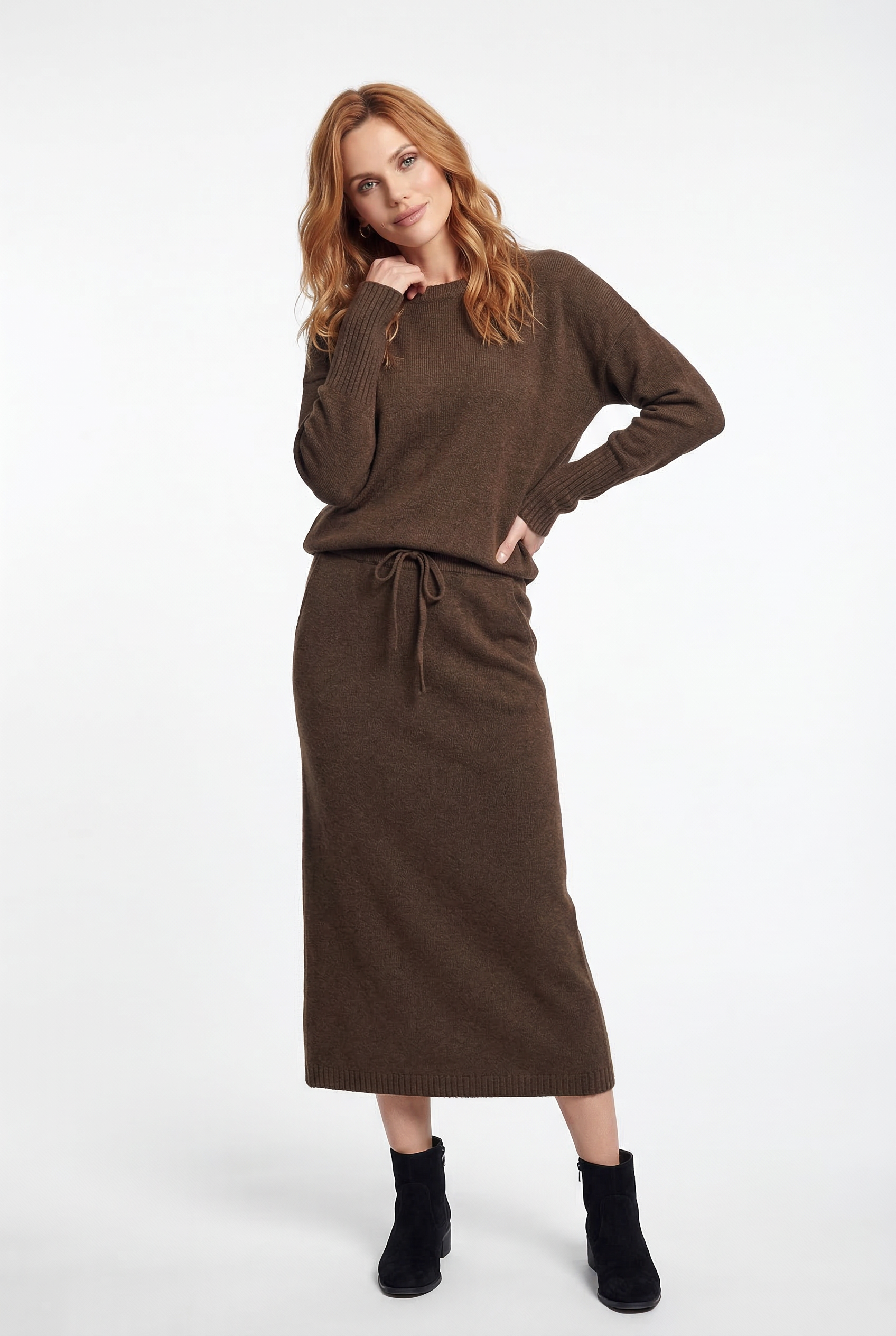 Model iført beige strikket sæt bestående af løstsiddende sweater og matchende nederdel med sliddetalje_12