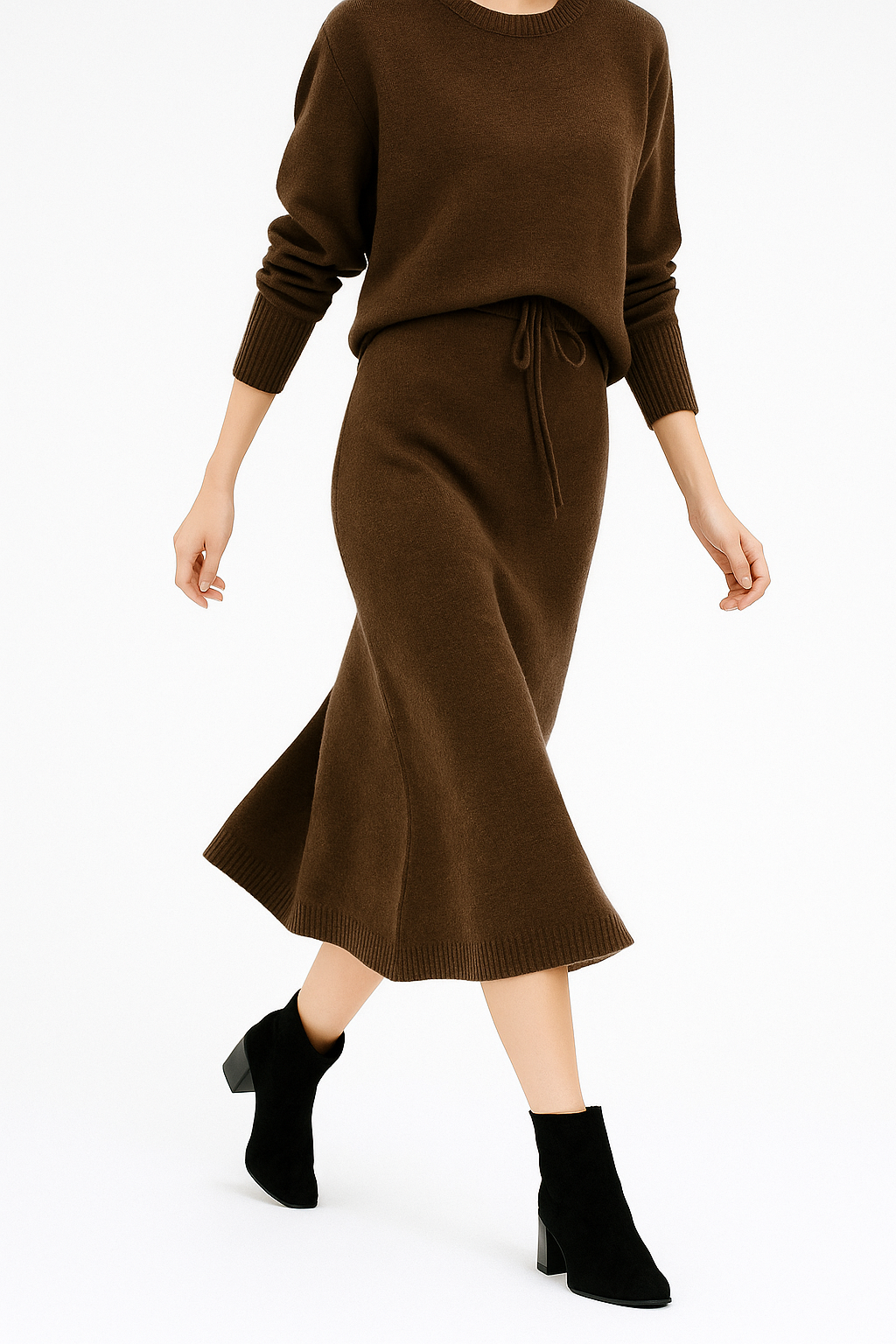 Model iført beige strikket sæt bestående af løstsiddende sweater og matchende nederdel med sliddetalje_13