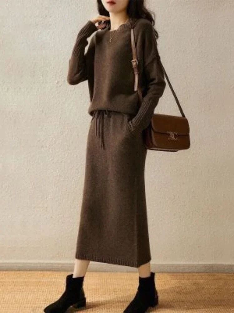 Model iført beige strikket sæt bestående af løstsiddende sweater og matchende nederdel med sliddetalje_18