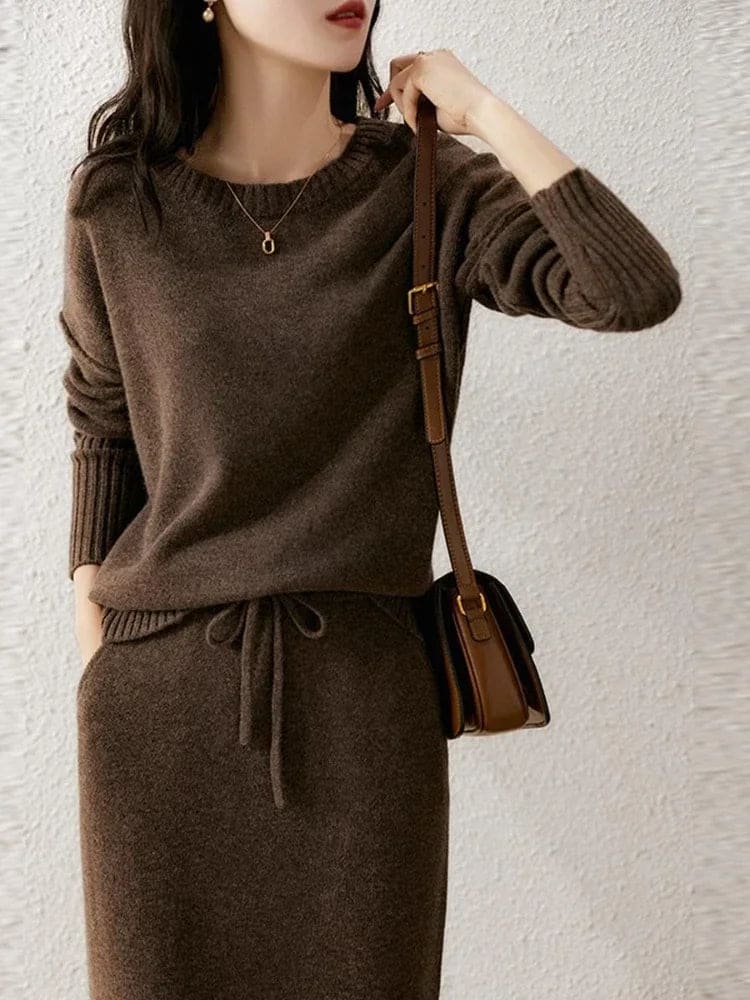 Model iført beige strikket sæt bestående af løstsiddende sweater og matchende nederdel med sliddetalje_19