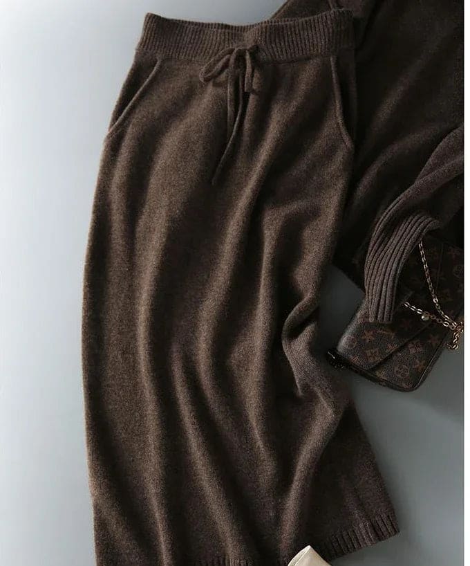 Model iført beige strikket sæt bestående af løstsiddende sweater og matchende nederdel med sliddetalje_23