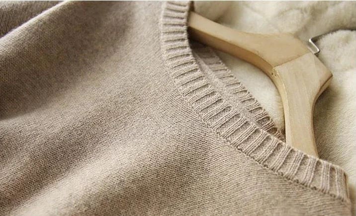 Model iført beige strikket sæt bestående af løstsiddende sweater og matchende nederdel med sliddetalje_25