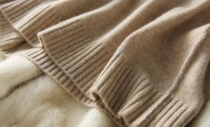 Model iført beige strikket sæt bestående af løstsiddende sweater og matchende nederdel med sliddetalje_27