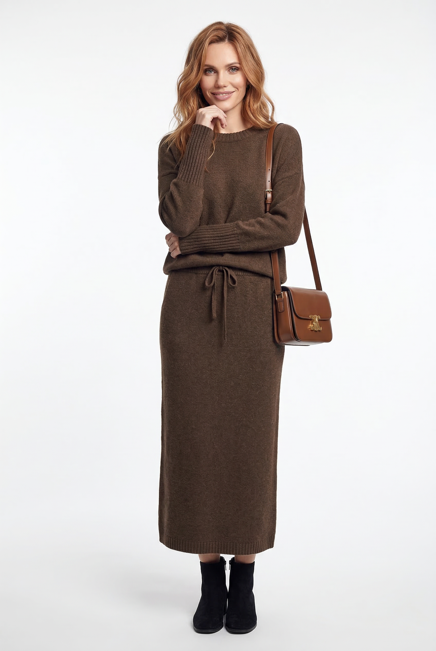 Model iført beige strikket sæt bestående af løstsiddende sweater og matchende nederdel med sliddetalje_8