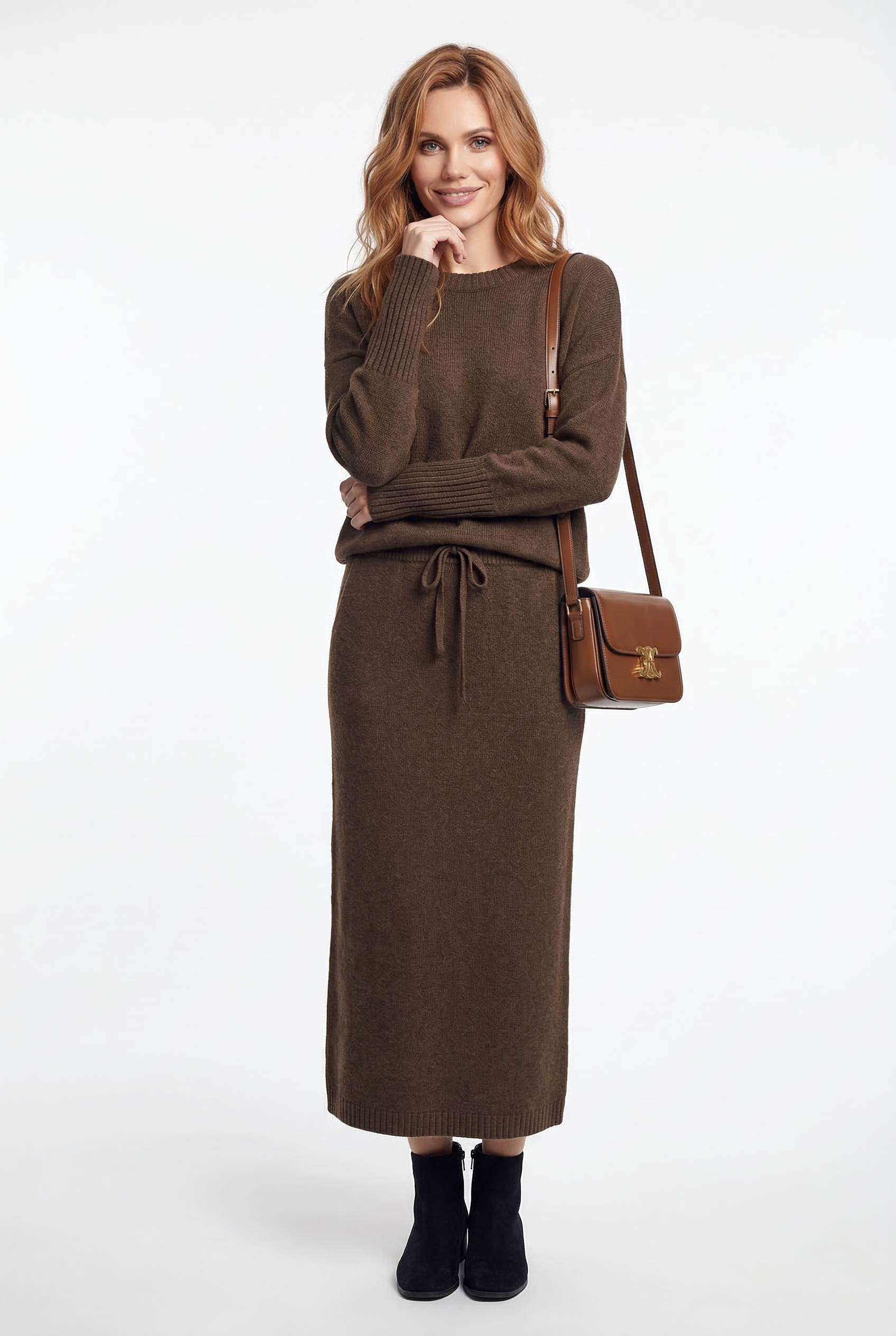 Model iført beige strikket sæt bestående af løstsiddende sweater og matchende nederdel med sliddetalje_8
