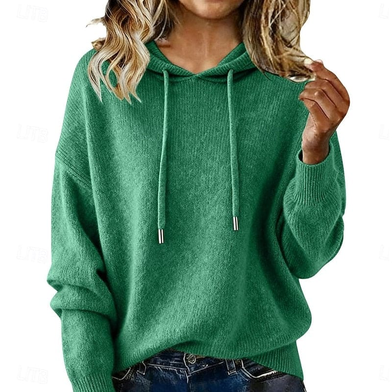 Kvinde iført en grøn strikket sweater med hætte og afslappet pasform_0