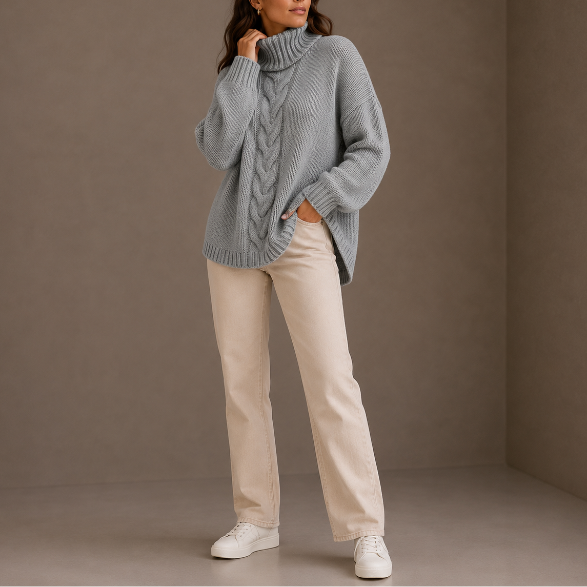 Liva | strikket sweater med høj hals og kabelmønster