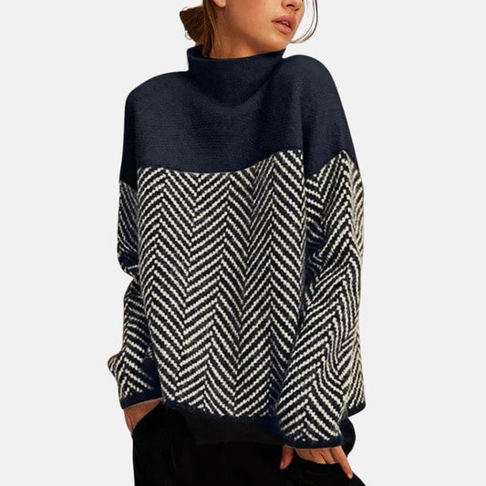 Kvinde iført en strikket sweater med høj krave og grafisk fiskebenmønster i todelt design._0