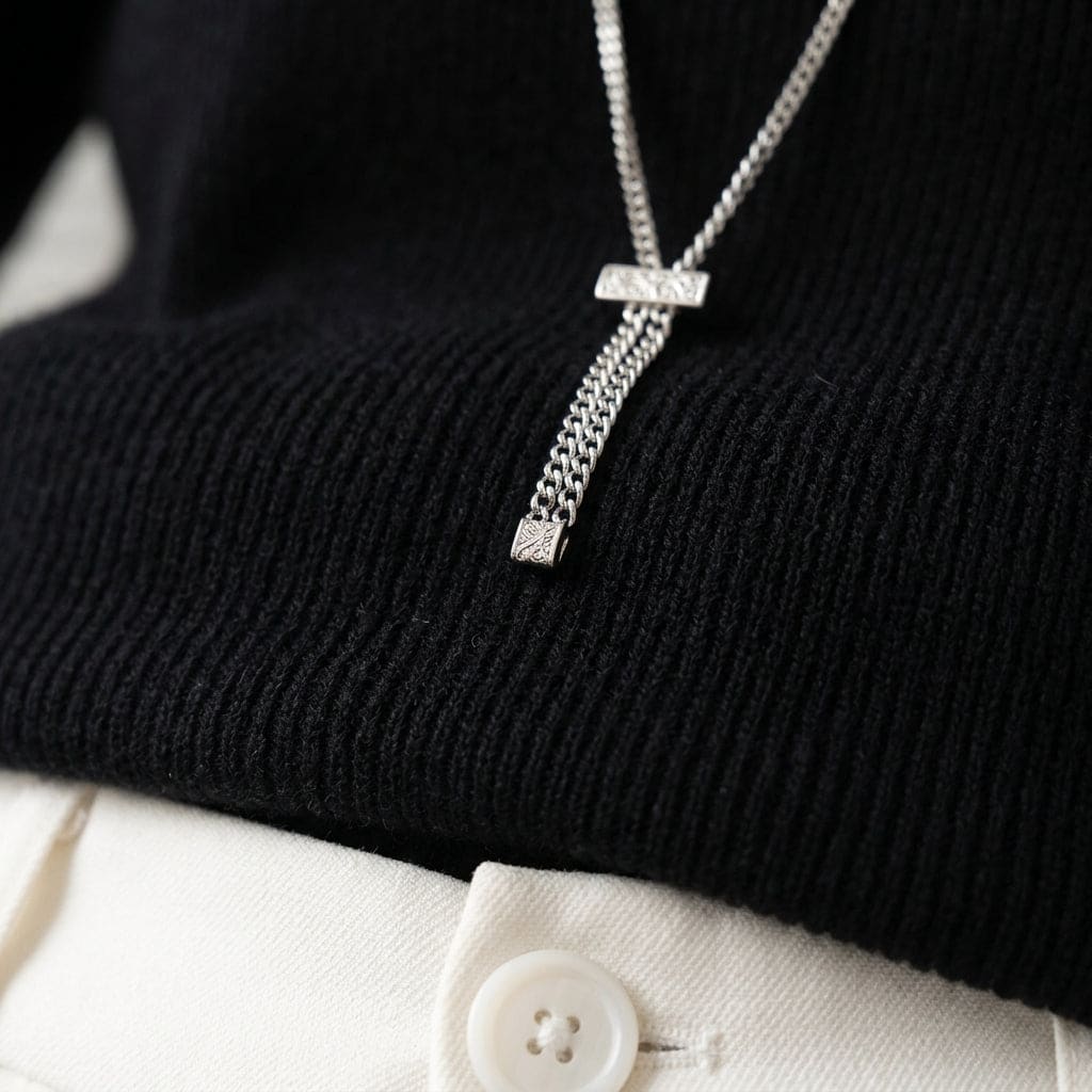Kvinde iført lyserød strikket sweater med høj krave og slank pasform kombineret med hvide bukser i lyst dagslys_10