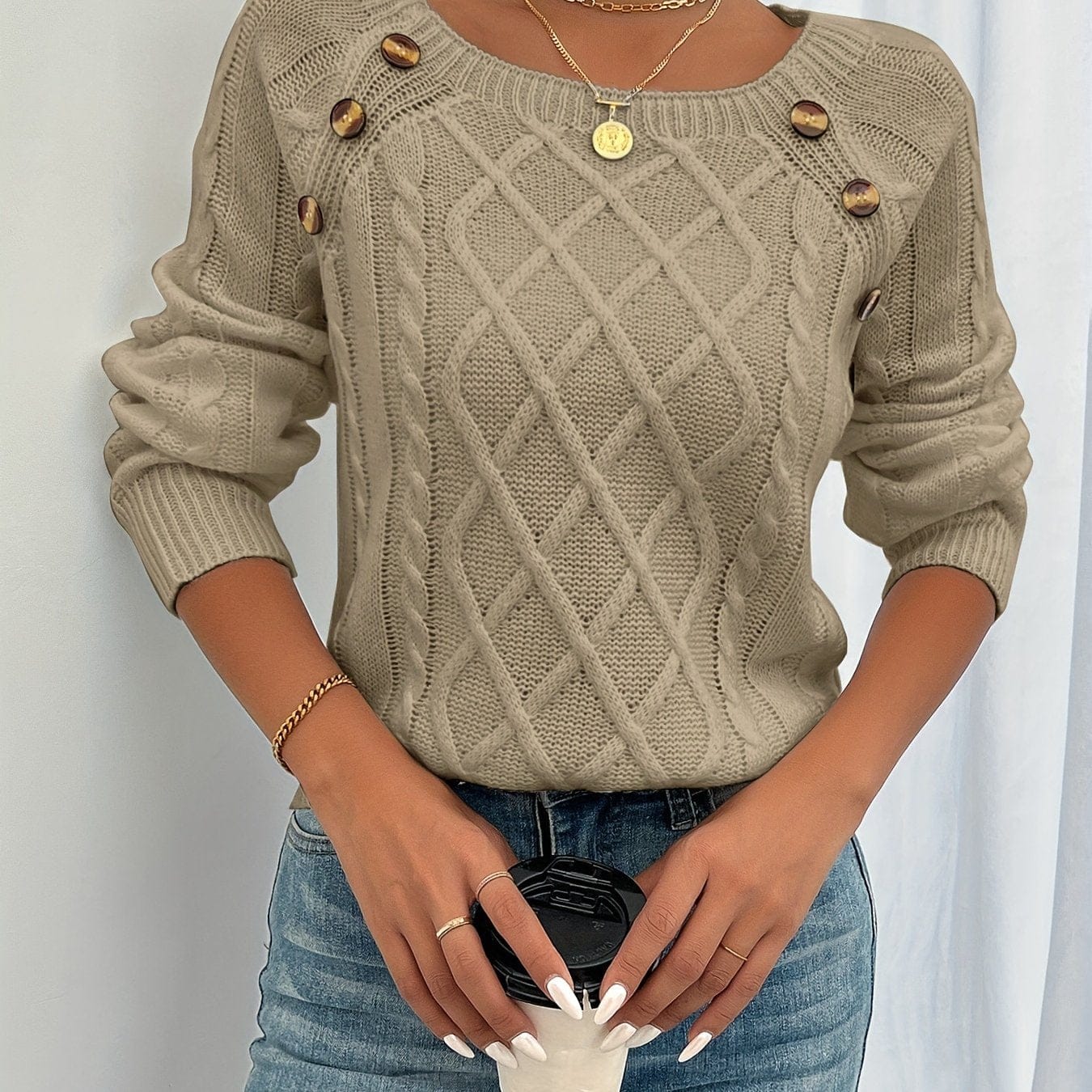 Amalie | strikket sweater med kabelstruktur og dekorative knapper
