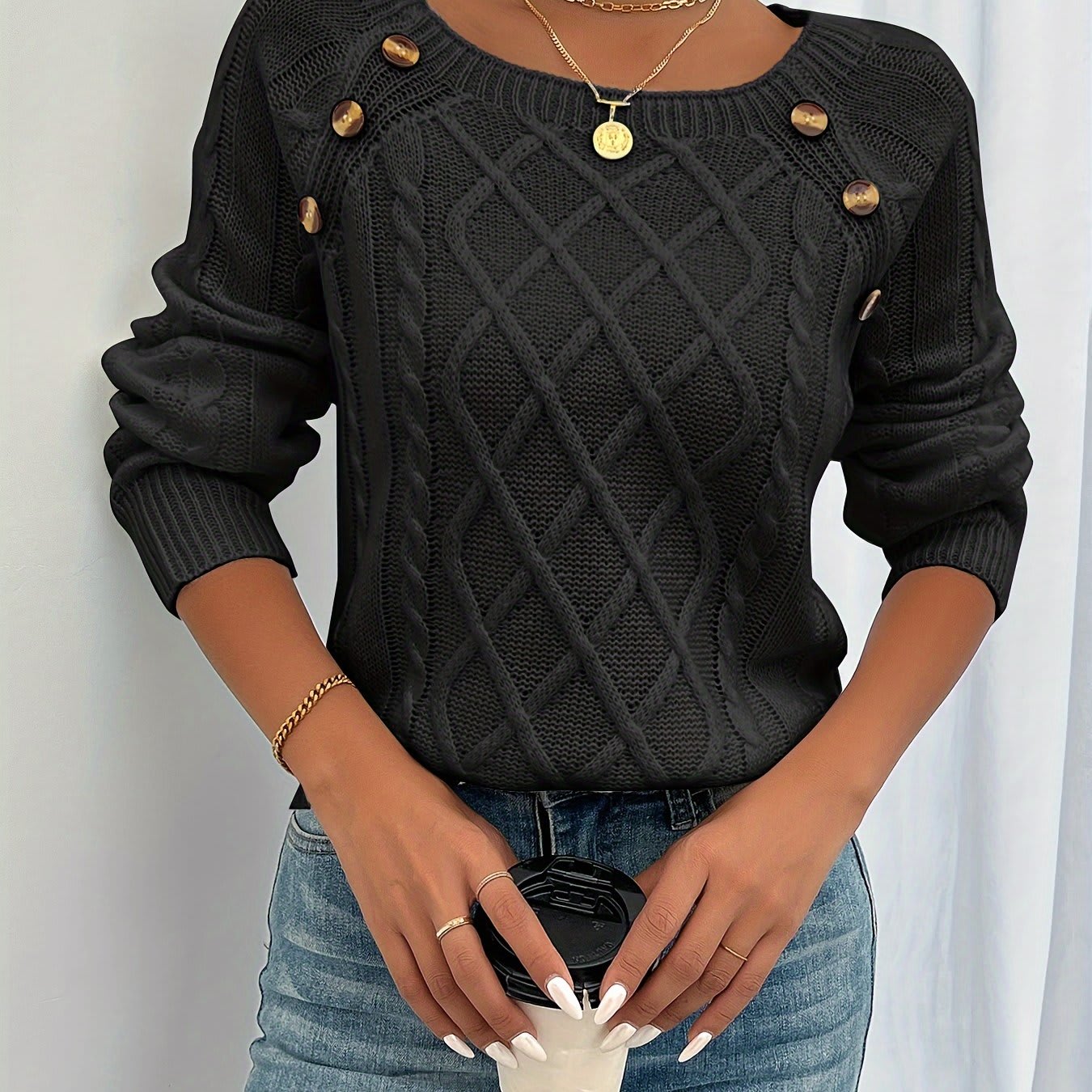 Amalie | strikket sweater med kabelstruktur og dekorative knapper