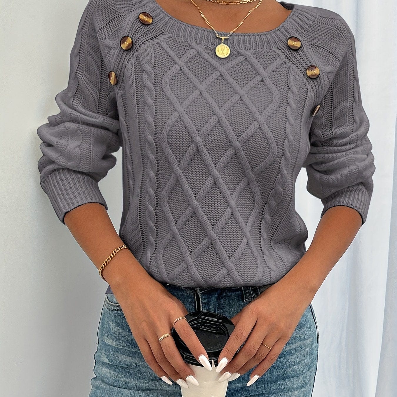 Amalie | strikket sweater med kabelstruktur og dekorative knapper