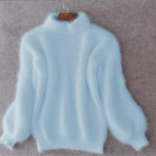 Lyseblå strikket sweater med højhals og løs pasform på bøjle foran grå baggrund_0