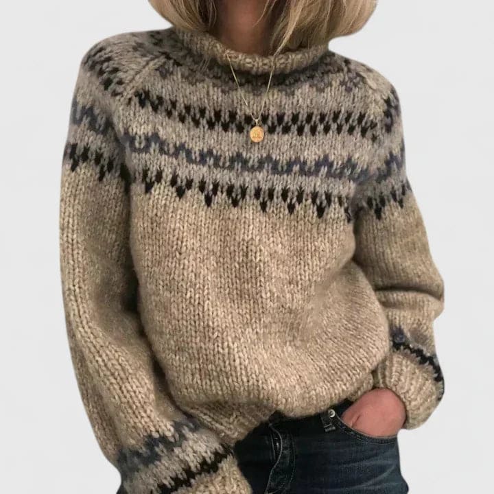 Kvinde iført strikket sweater med nordisk mønster og høj hals, stylet med mørke jeans_0