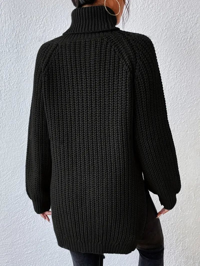 Model iført en grøn oversize turtleneck sweater med textureret strik og høj krave, stylet med sorte bukser og en quiltet taske._6