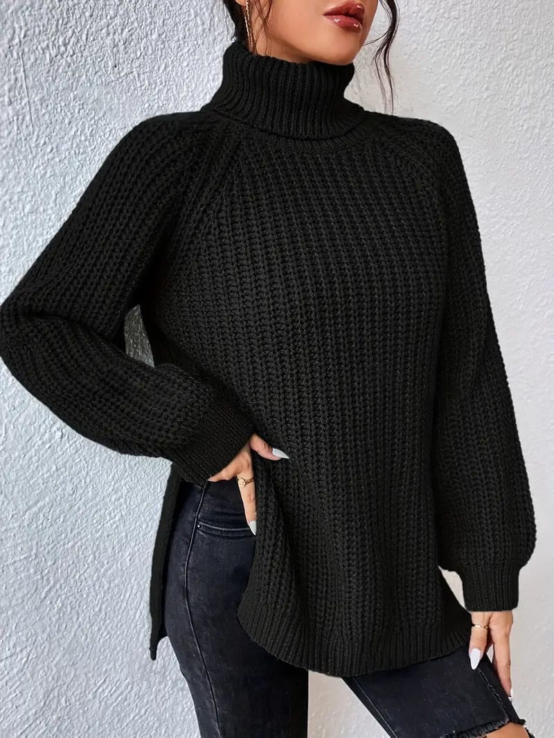 Model iført en grøn oversize turtleneck sweater med textureret strik og høj krave, stylet med sorte bukser og en quiltet taske._8