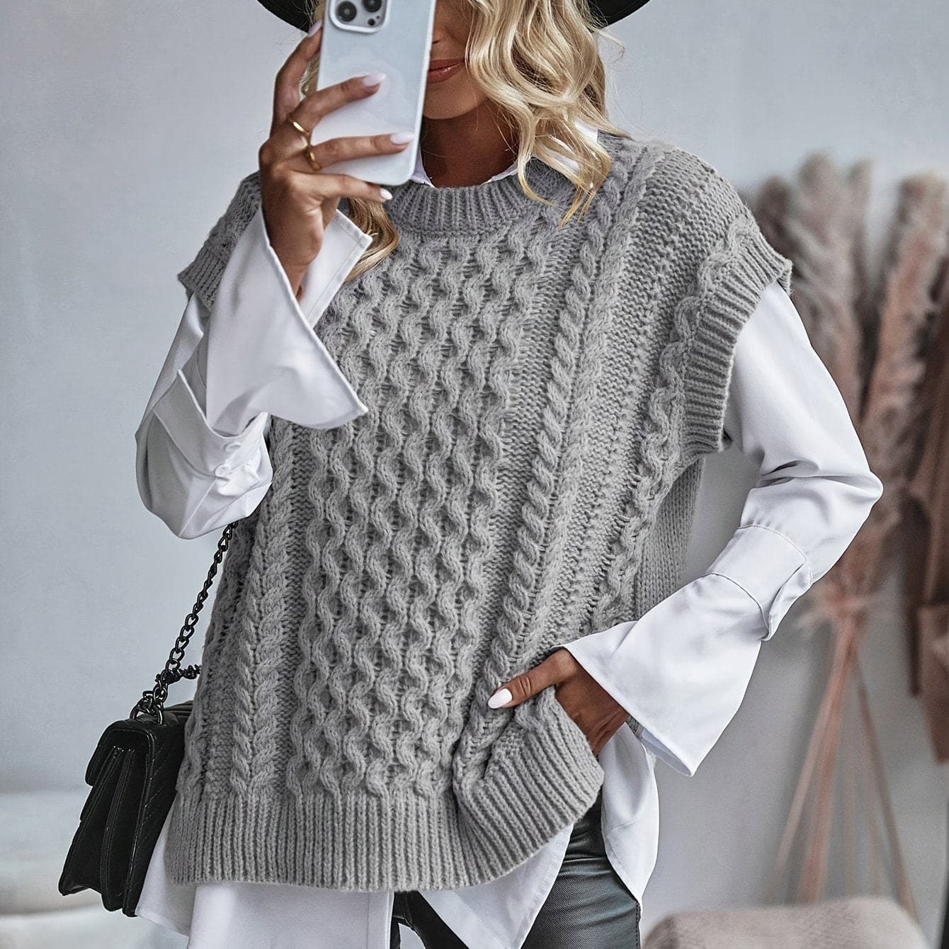 Marianne | strikket vest med kabelstrik i ærmeløst design