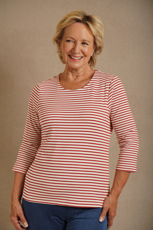 Kvinde i stribet bluse med rund hals og 3/4 ærmer til jeans._0