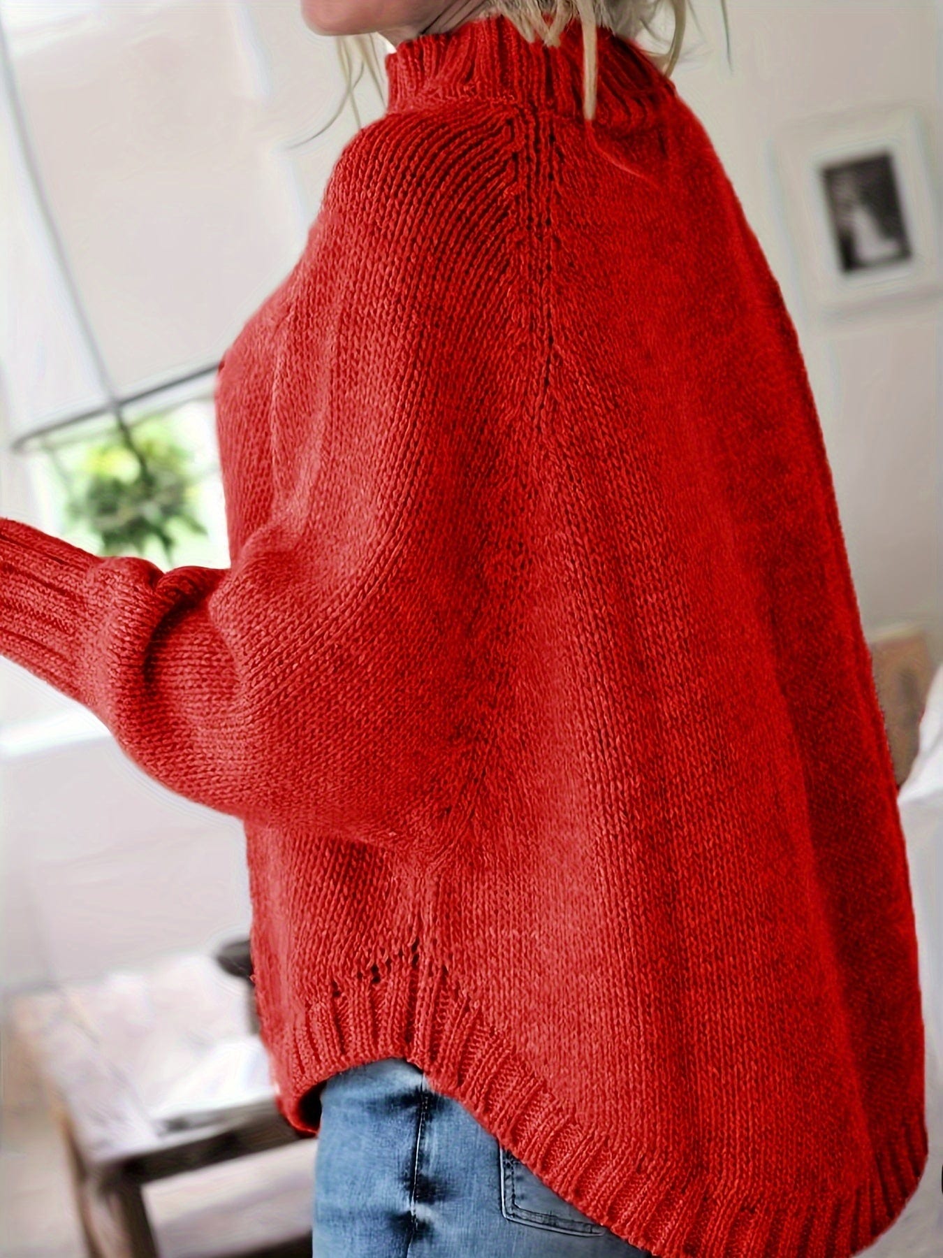 Kvinde iført sweater med høj hals, markante snoninger og afslappet pasform._6