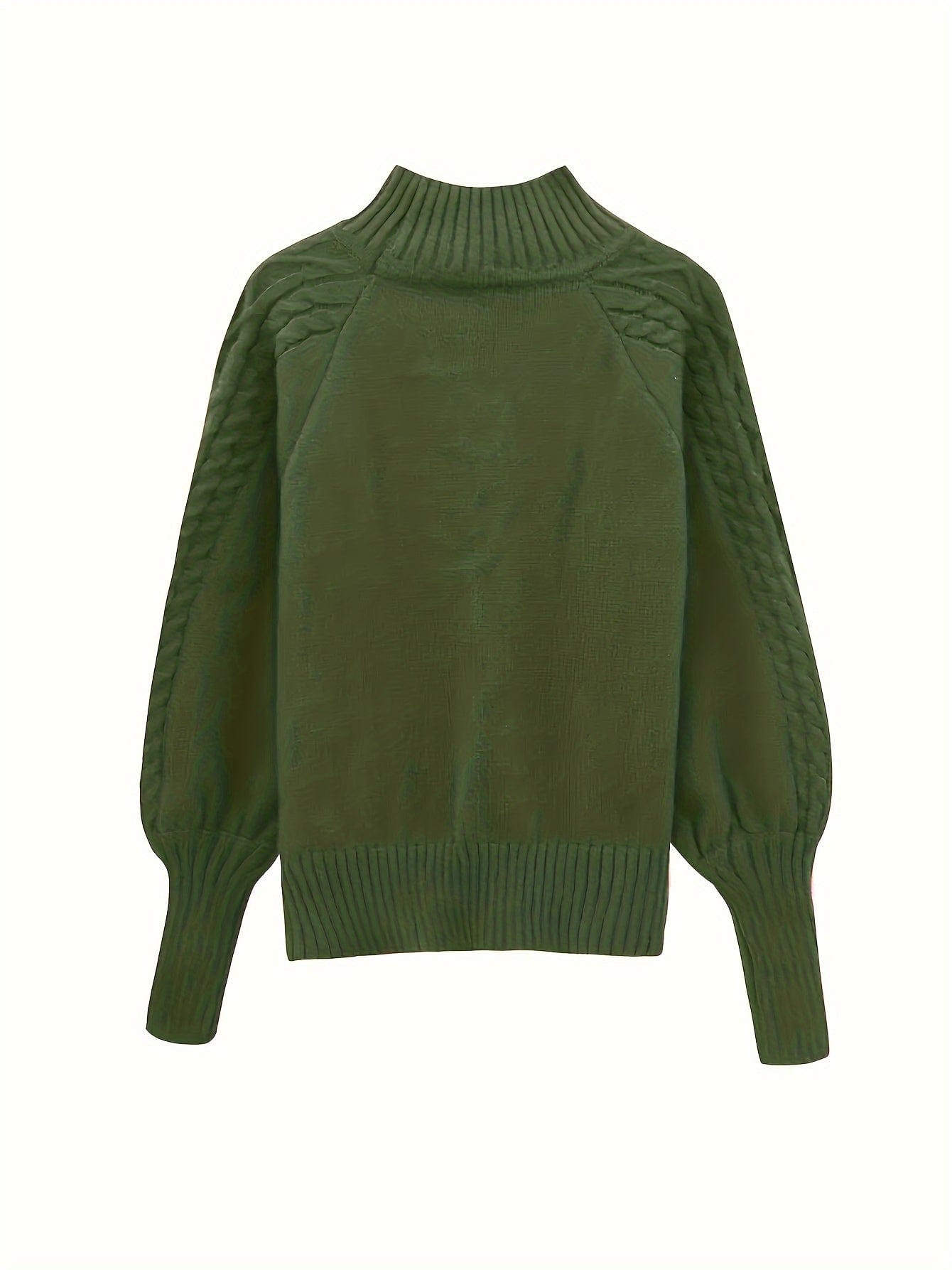 Kvinde iført sweater med højhalset krave og snoninger, stylet med jeans og skulderrem_5