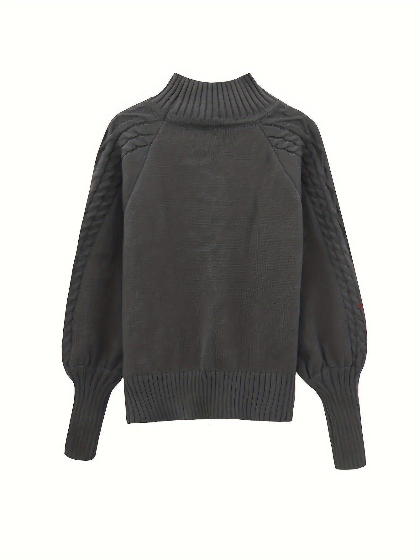 Kvinde iført sweater med højhalset krave og snoninger, stylet med jeans og skulderrem_7