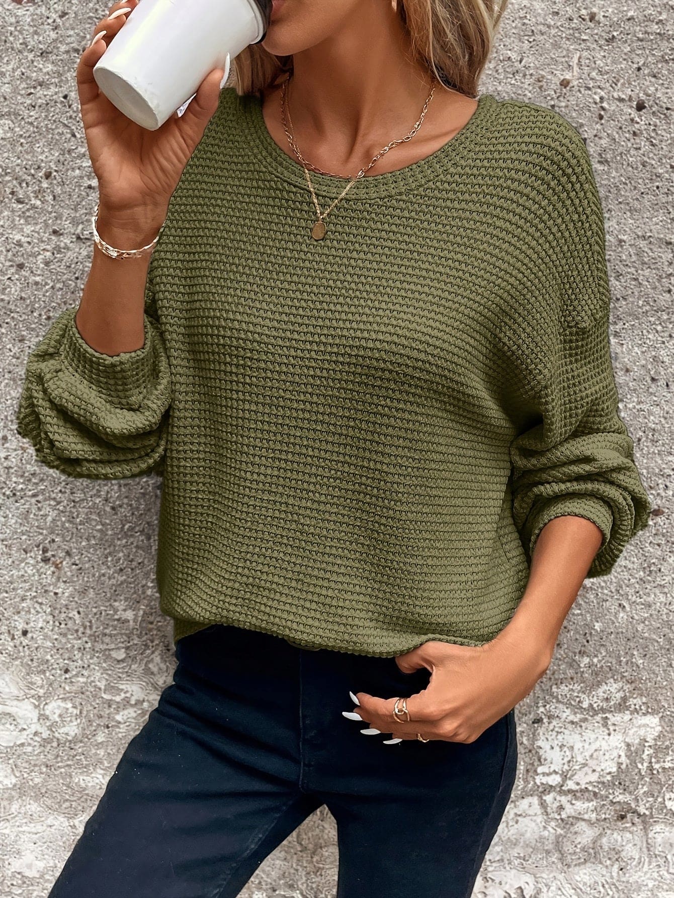 Kvinde iført en afslappet sweatshirt med vaffelstrik og drop-shoulder pasform, stylet med mørke bukser_10