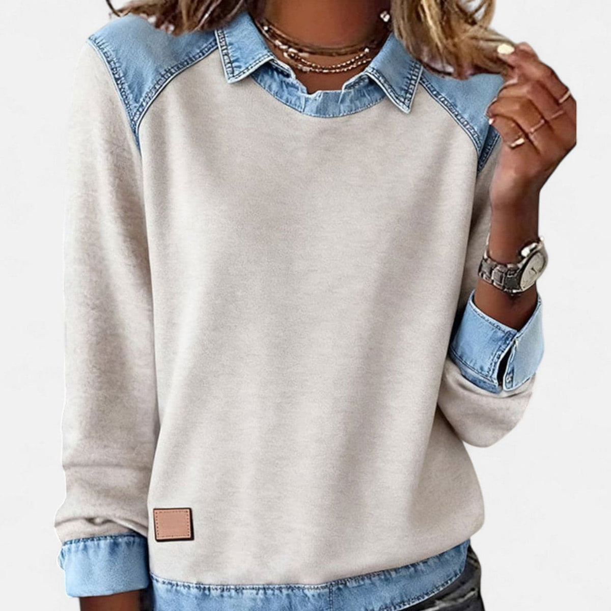 Kvinde iført beige sweatshirt med denimkrave og denimmanchetter, stylet med lysegrå denim_0