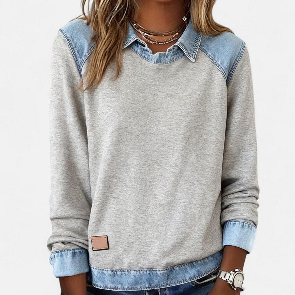 Kvinde iført beige sweatshirt med denimkrave og denimmanchetter, stylet med lysegrå denim_10