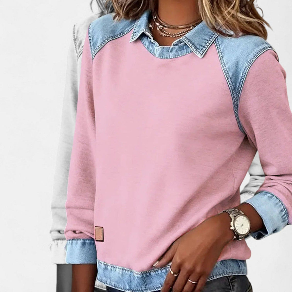 Kvinde iført beige sweatshirt med denimkrave og denimmanchetter, stylet med lysegrå denim_15
