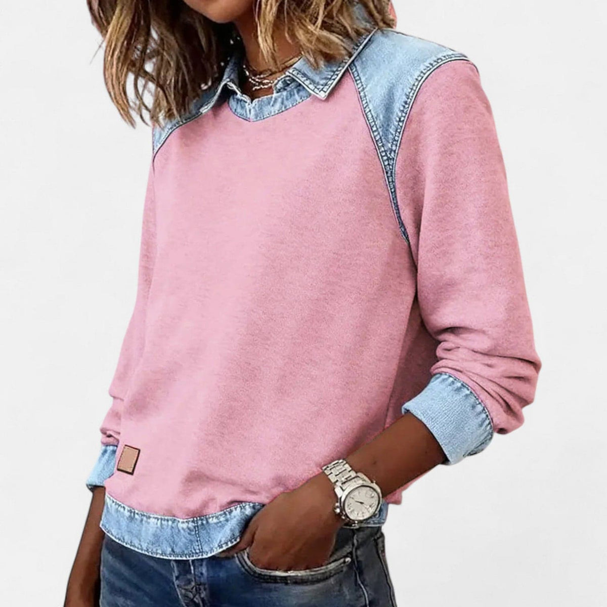 Kvinde iført beige sweatshirt med denimkrave og denimmanchetter, stylet med lysegrå denim_16