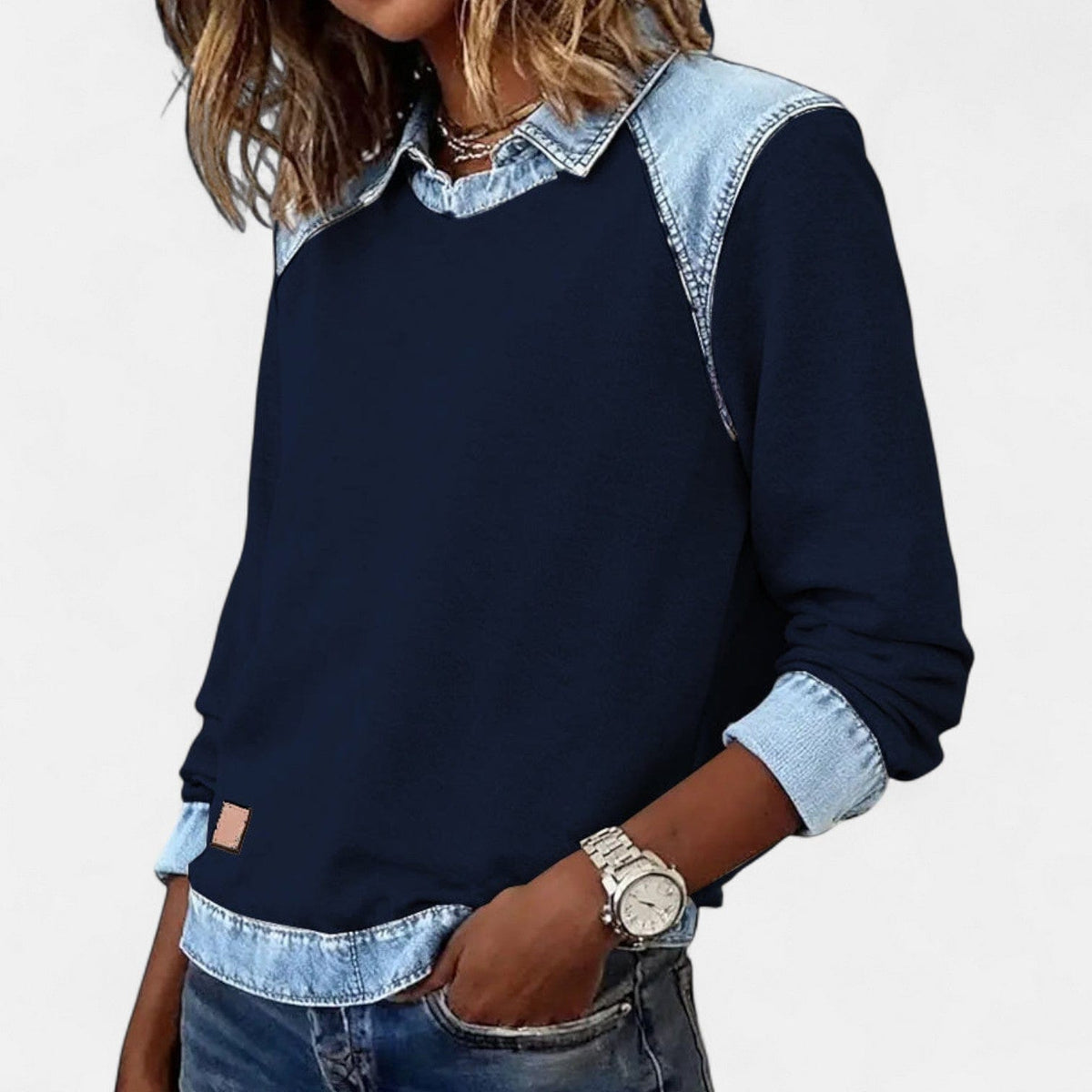 Kvinde iført beige sweatshirt med denimkrave og denimmanchetter, stylet med lysegrå denim_6