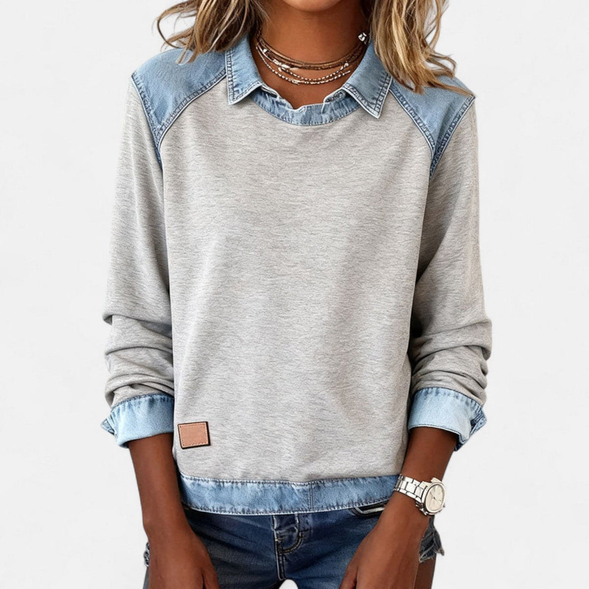Kvinde iført beige sweatshirt med denimkrave og denimmanchetter, stylet med lysegrå denim_9